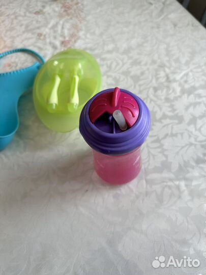 Поильник, тарелка и слюнявчик