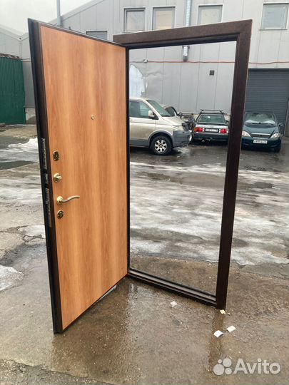 Бу металическая входная дверь с двумя замками