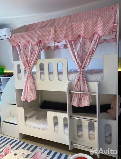 Двухъярусная кровать домик