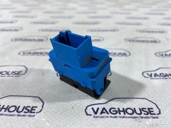 Кнопка противоугонной системы Audi A4 B6 8E 1.8T