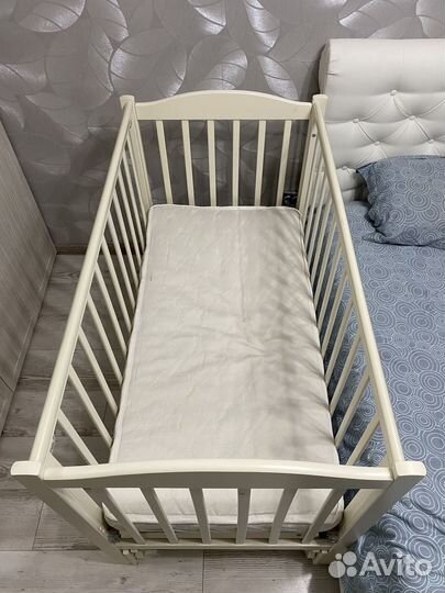 Кровать детская с маятником