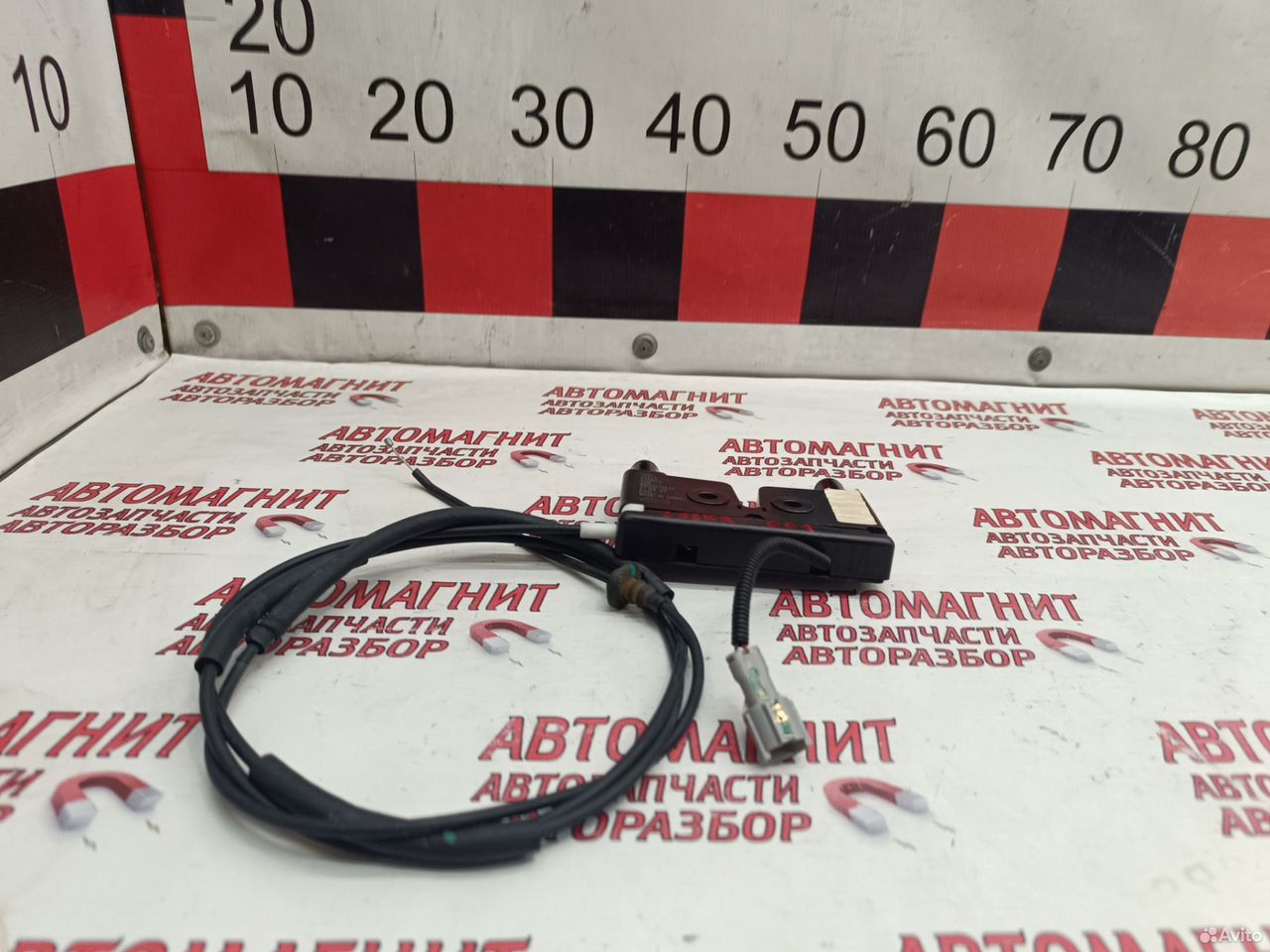 Замок капота Zeekr 001 Дорестайлинг