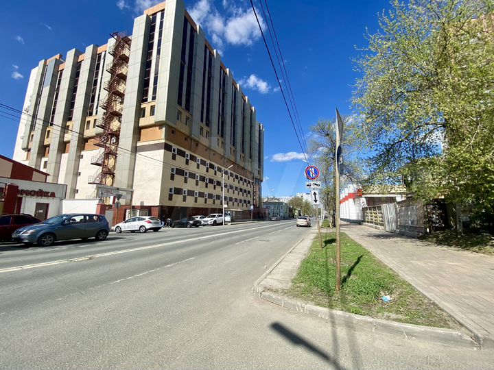 Офис в центре города около набережной реки