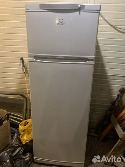 Холодильник indesit st167.028