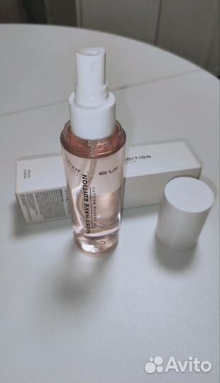 Розовая вода с лепестками дамасской розы