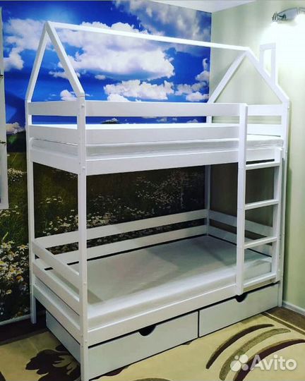 Двухъярусная кровать домик