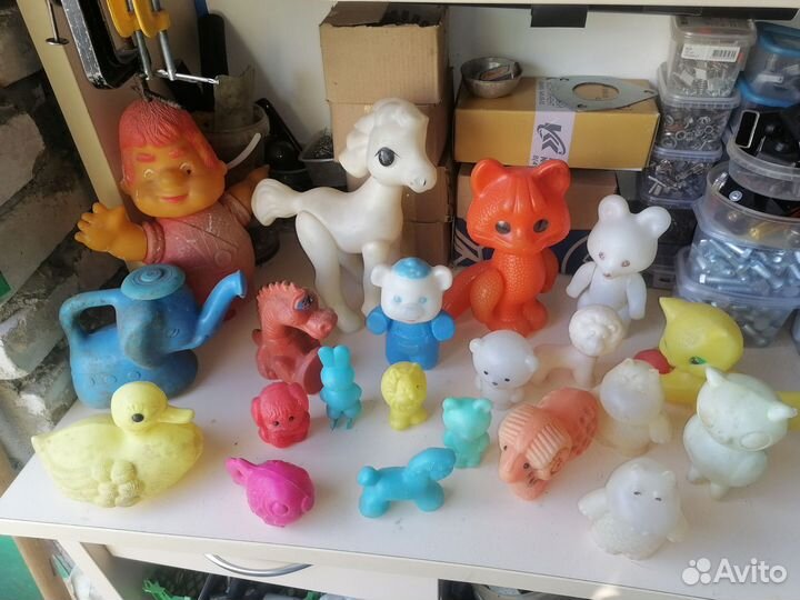 Советские игрушки целый стеллаж