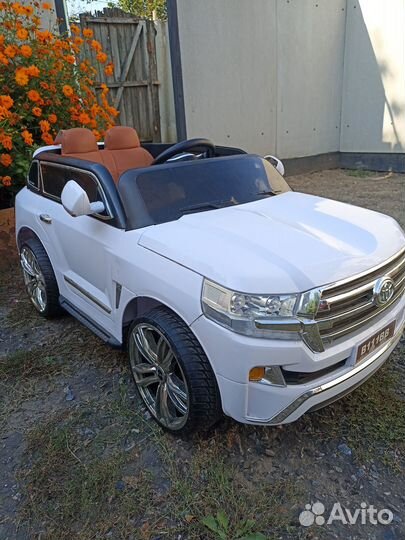 Детская машина на аккумуляторе с пультом