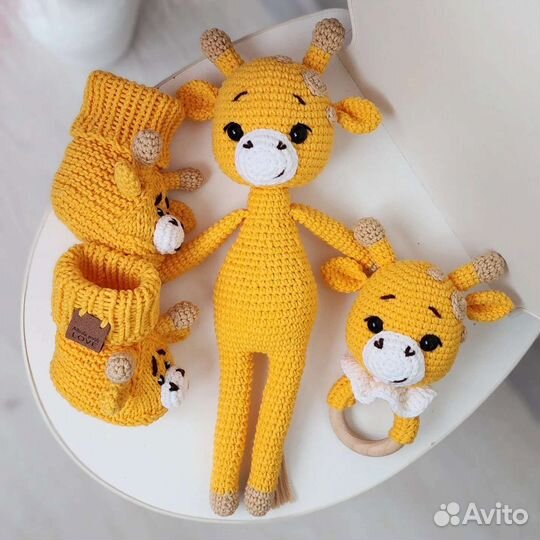 Игрушка сплюшка, пинетки и погремушка жирафчики