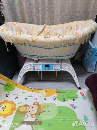 Детская кроватка с маятником