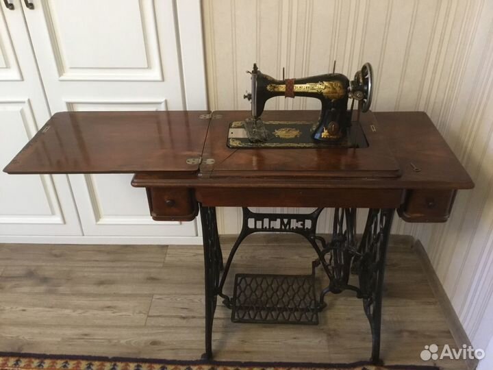 Антикварная швейная машинка Зингер