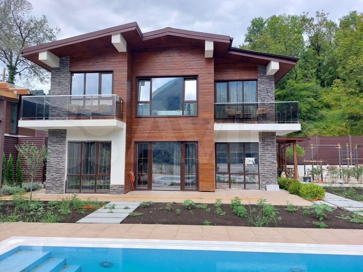 Коттедж 200 м² на участке 5 сот.