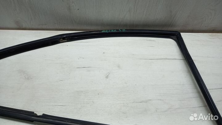 Уплотнитель стекла задней двери Renault Megane 1
