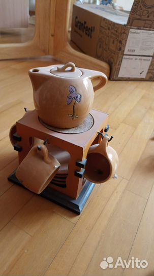 Заварочный чайник и кружки с блюдца