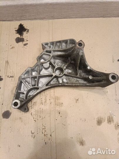 Кронштейн двигателя правый Skoda Superb 2