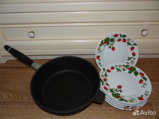 Сковородка,сотейник,тарелки,крышки