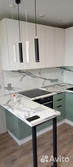 Угловая зеленая кухня