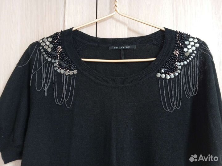 Кофта с красивой вышивков на плечах