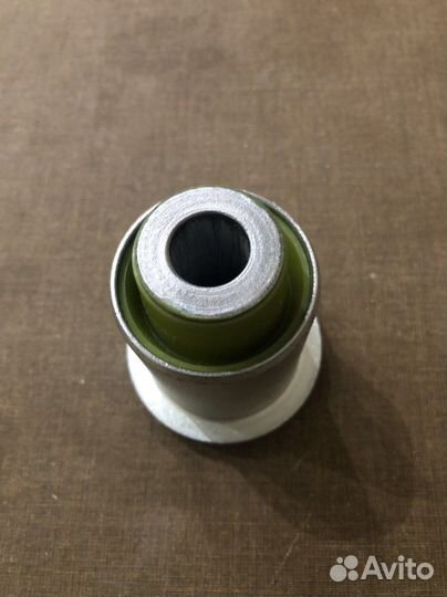 Саленблок передний Mitsubishi Pagero