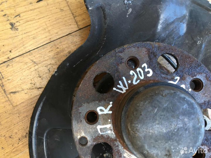 Кулак поворотный передний правый ступица Mercedes