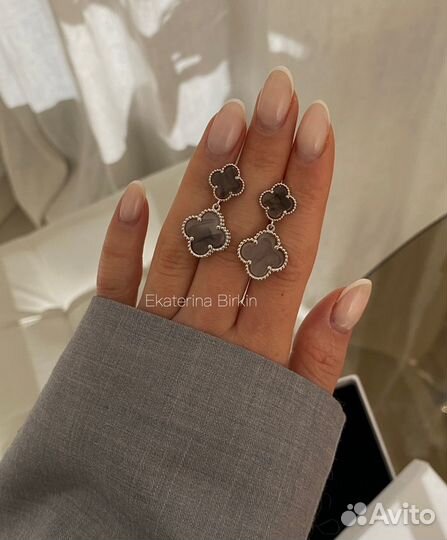 Серьги в стиле van cleef серые