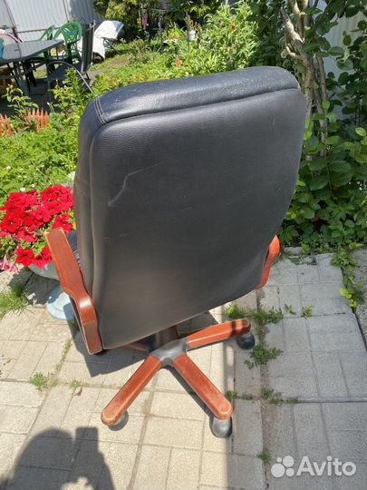 Офисное кожаное кресло