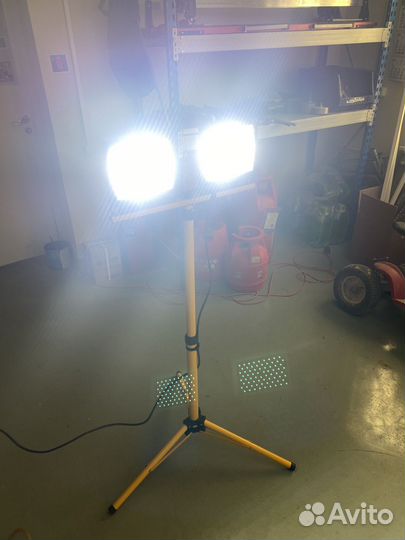 Светодиодный прожектор 200 вт на штативе