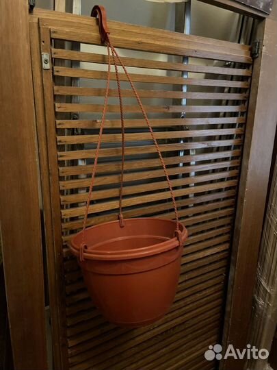 Горшки для цветов пластиковые разные и блюдца