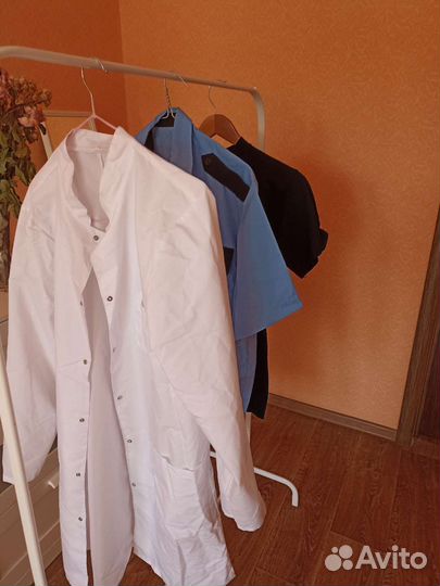 Белый халат и форма охраны