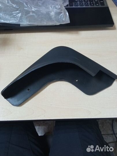 Брызговик передний правый Mondeo 07
