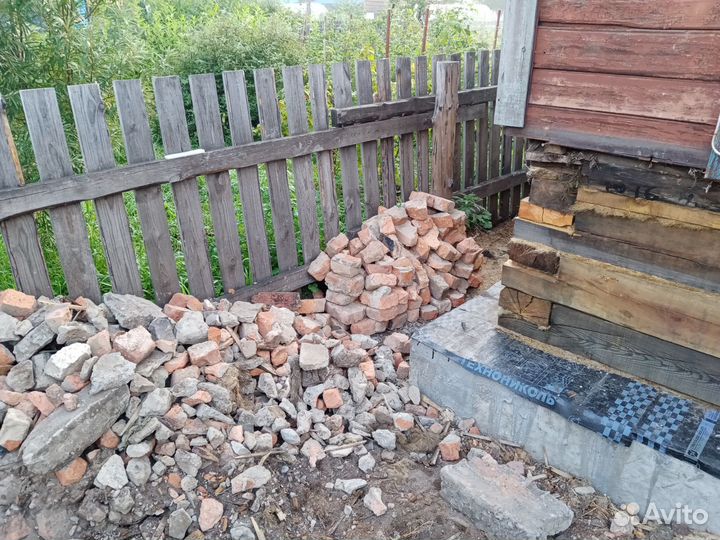 Кирпич битый разный, куски кирпича