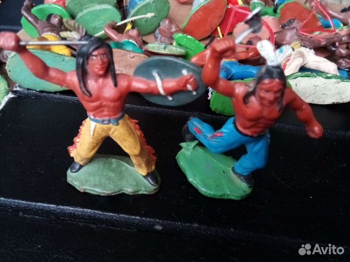 Фигурки индейцев, каноэ плот и типи