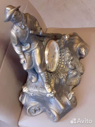 Статуэтка из литого мрамора с часами