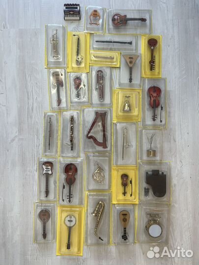 Музыкальные инструменты Деагостири с журналами