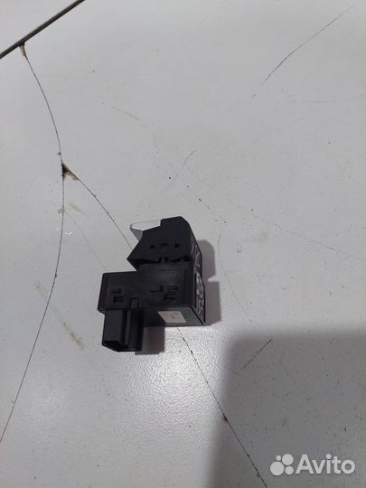 Кнопка фиксатора стояночного тормоза