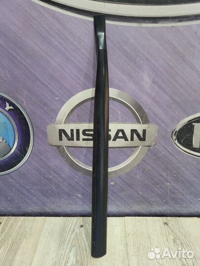 Уплотнитель центральной стойки Nissan note E11 Лев