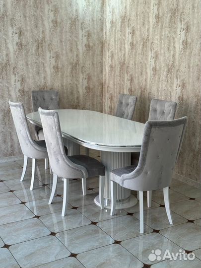 Стол и стулья