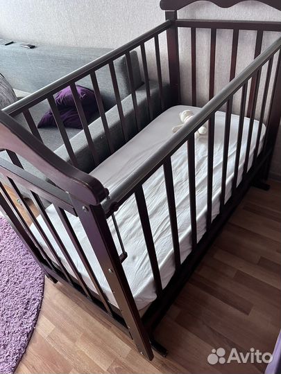 Детская кроватка с поперечным маятником
