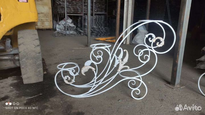 Кованая подставка для цветов