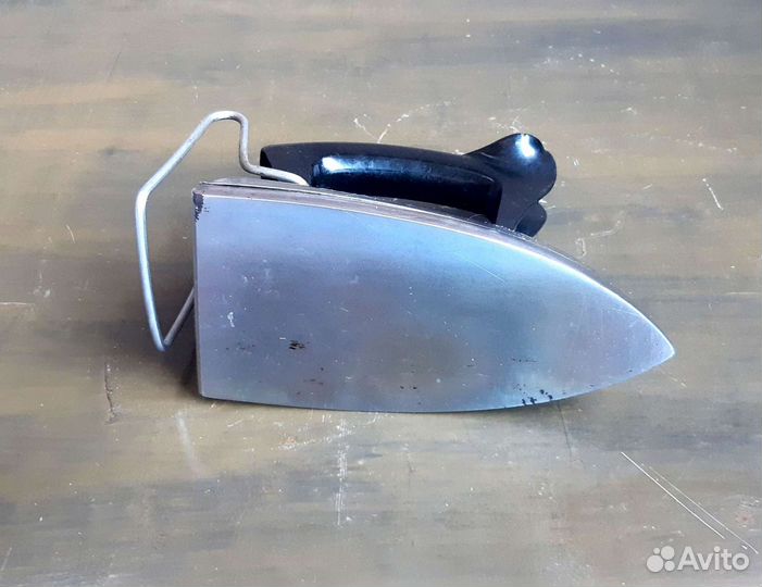 Старинный электрический утюг 1947года