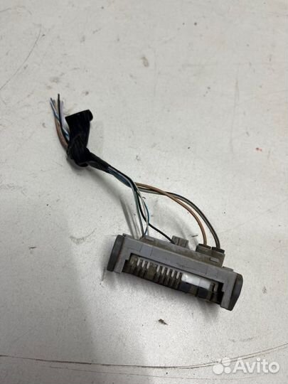 Штекер на фару передний Toyota Camry V70/V75