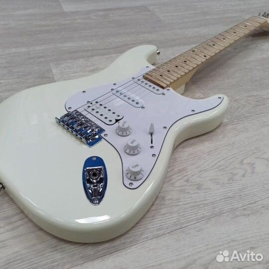 Электрогитара белая Stratocaster Fabio ST-200