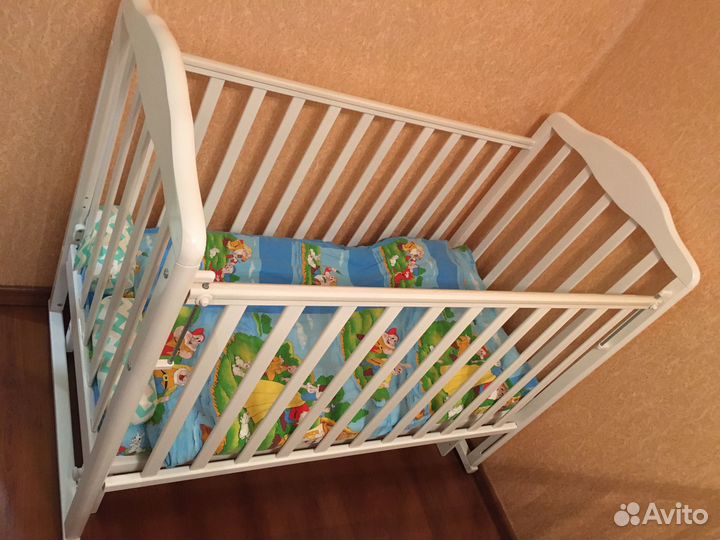 Детская кроватка с универсальным маятником
