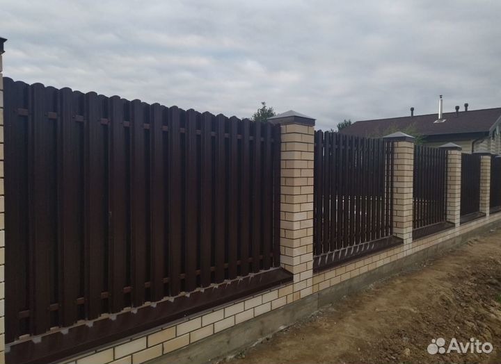 Забор из штакетника