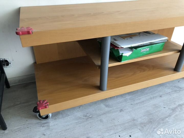 Тумба под телевизор на колесиках