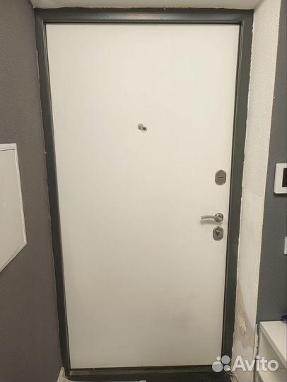 Входная металлическая дверь б/у