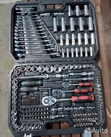 Набор инструментов и ключей