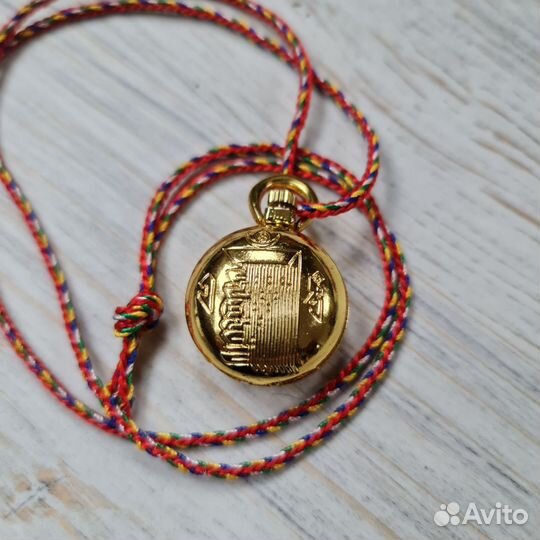 Золотой кулон с тенями