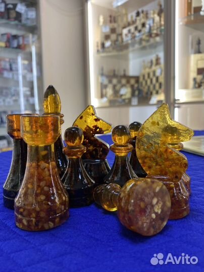 Шахматы из янтаря