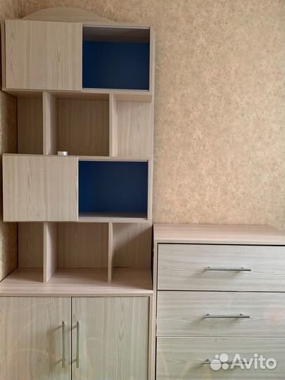 Комод и книжный шкаф